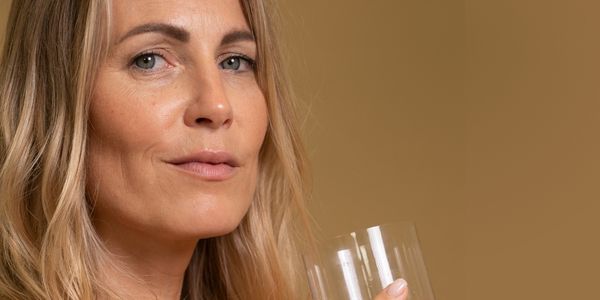 femme avec un verre de collagene